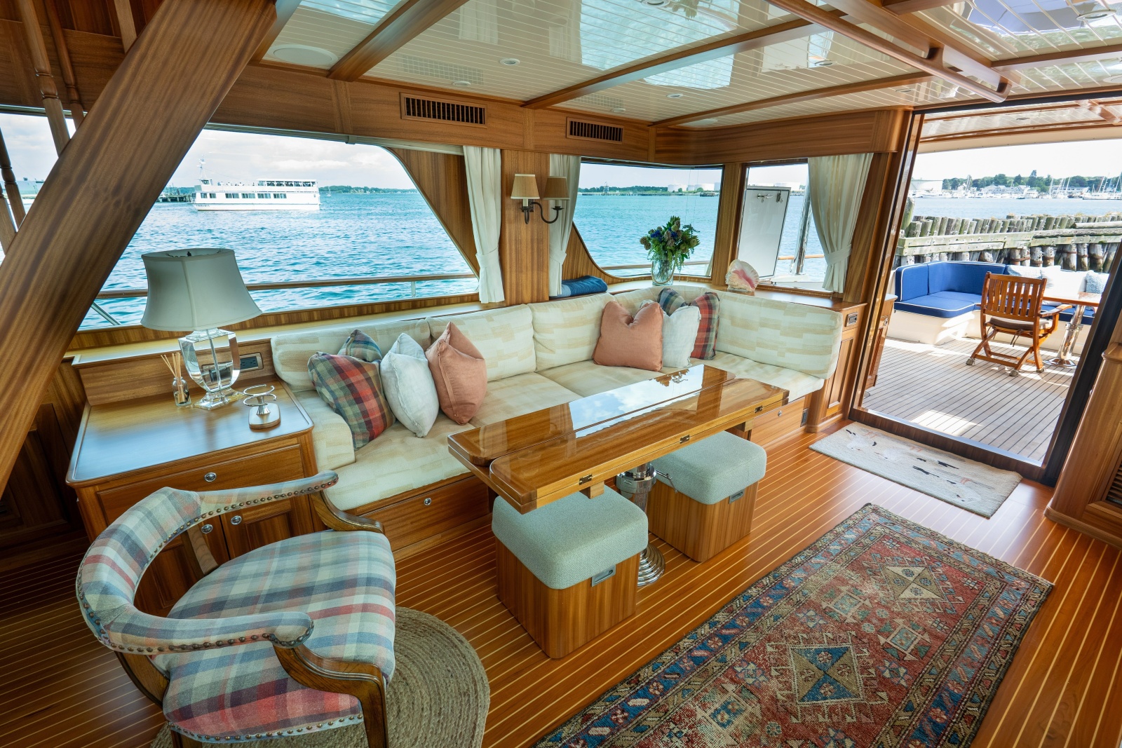 2016 Hunt Yachts 72 Flybridge