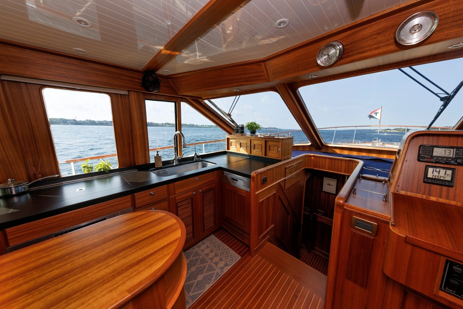 2016 Hunt Yachts 72 Flybridge