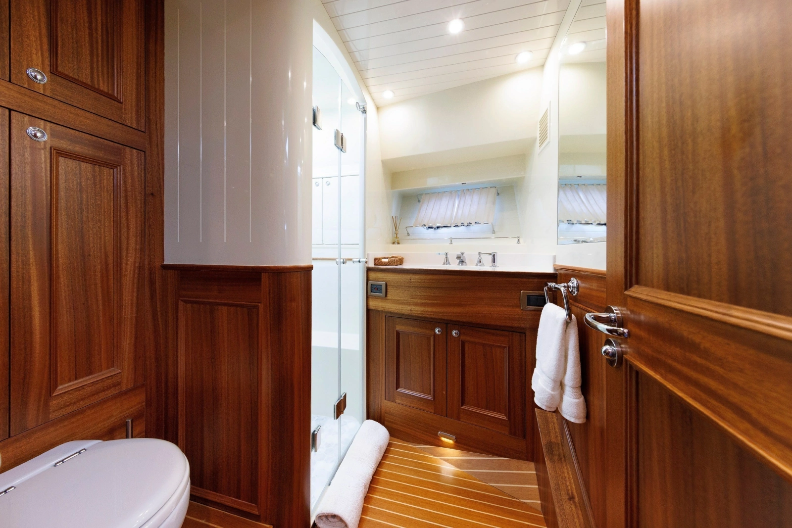 2016 Hunt Yachts 72 Flybridge