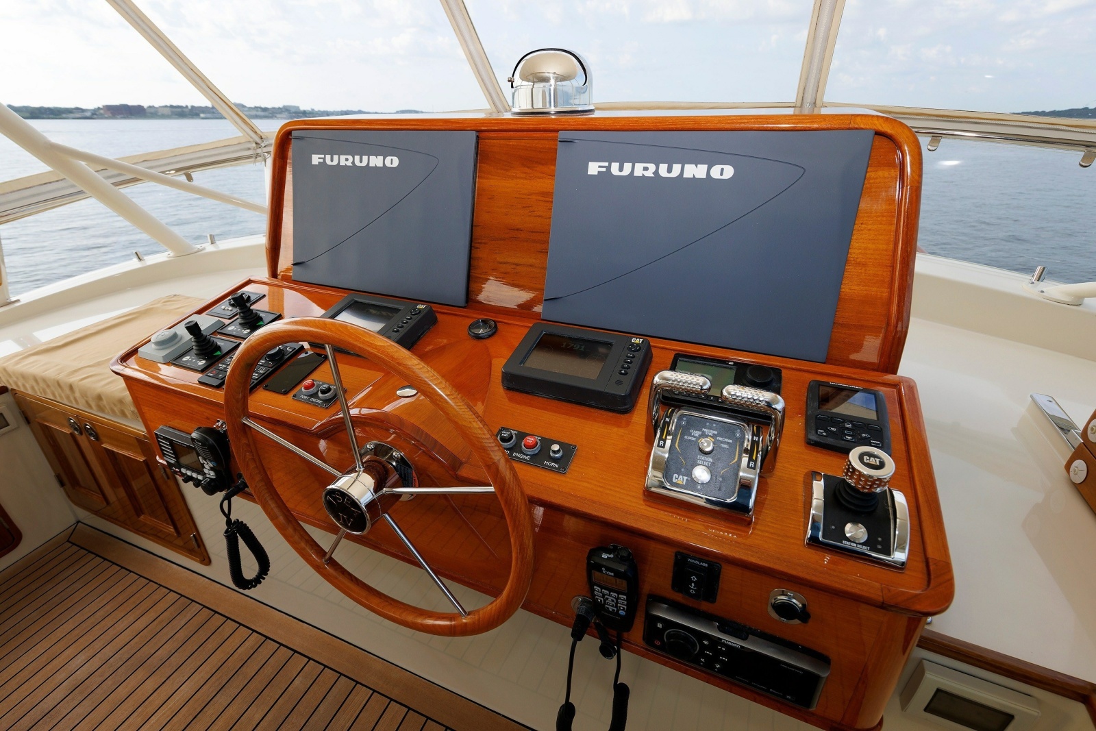 2016 Hunt Yachts 72 Flybridge