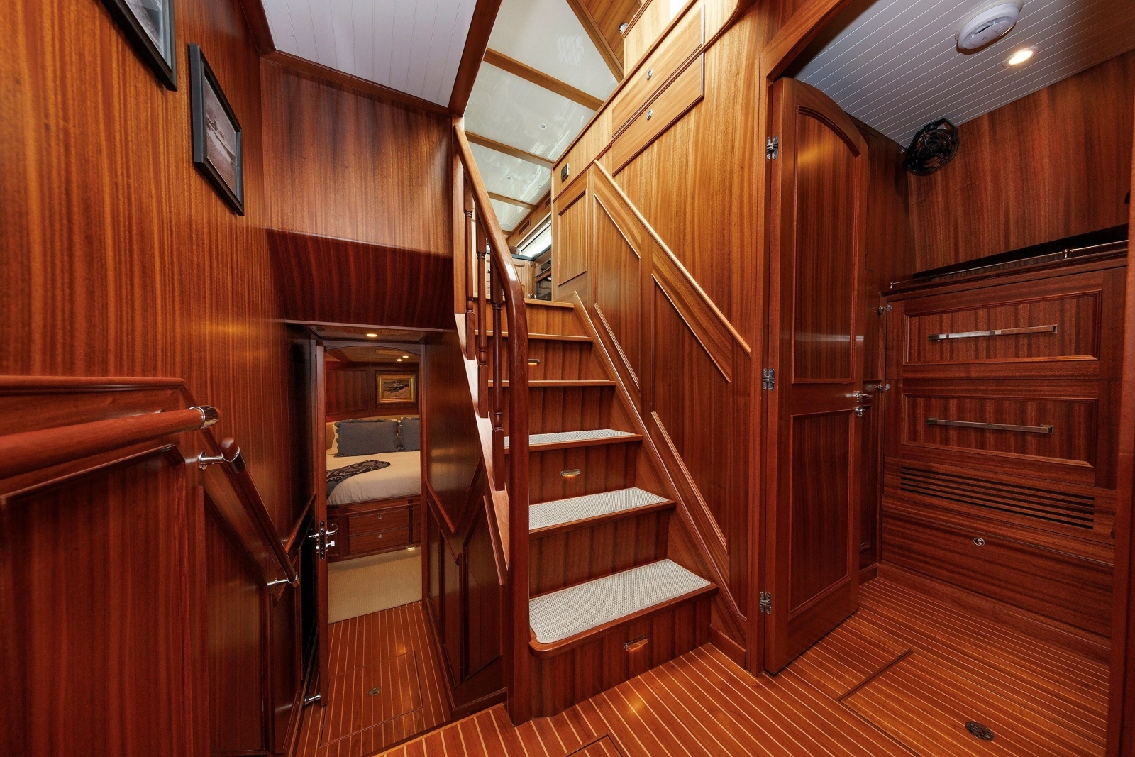 2016 Hunt Yachts 72 Flybridge