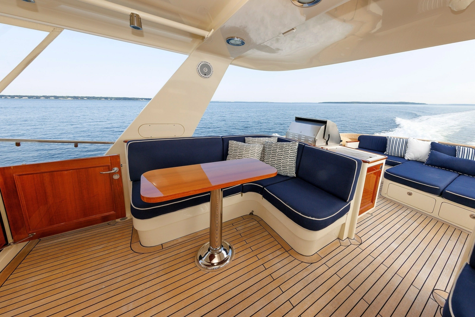2016 Hunt Yachts 72 Flybridge