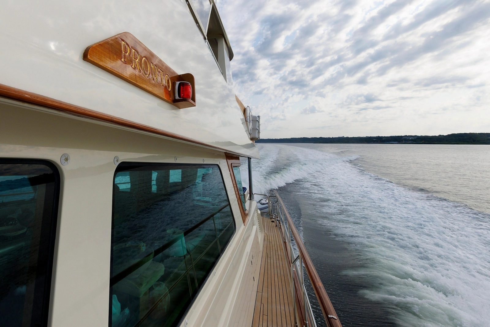 2016 Hunt Yachts 72 Flybridge