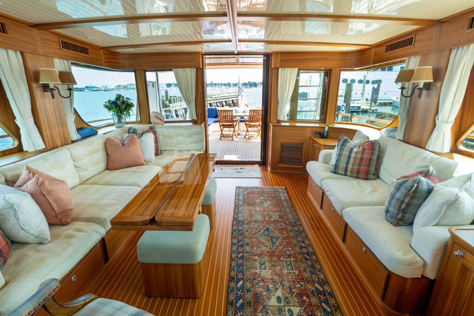 2016 Hunt Yachts 72 Flybridge