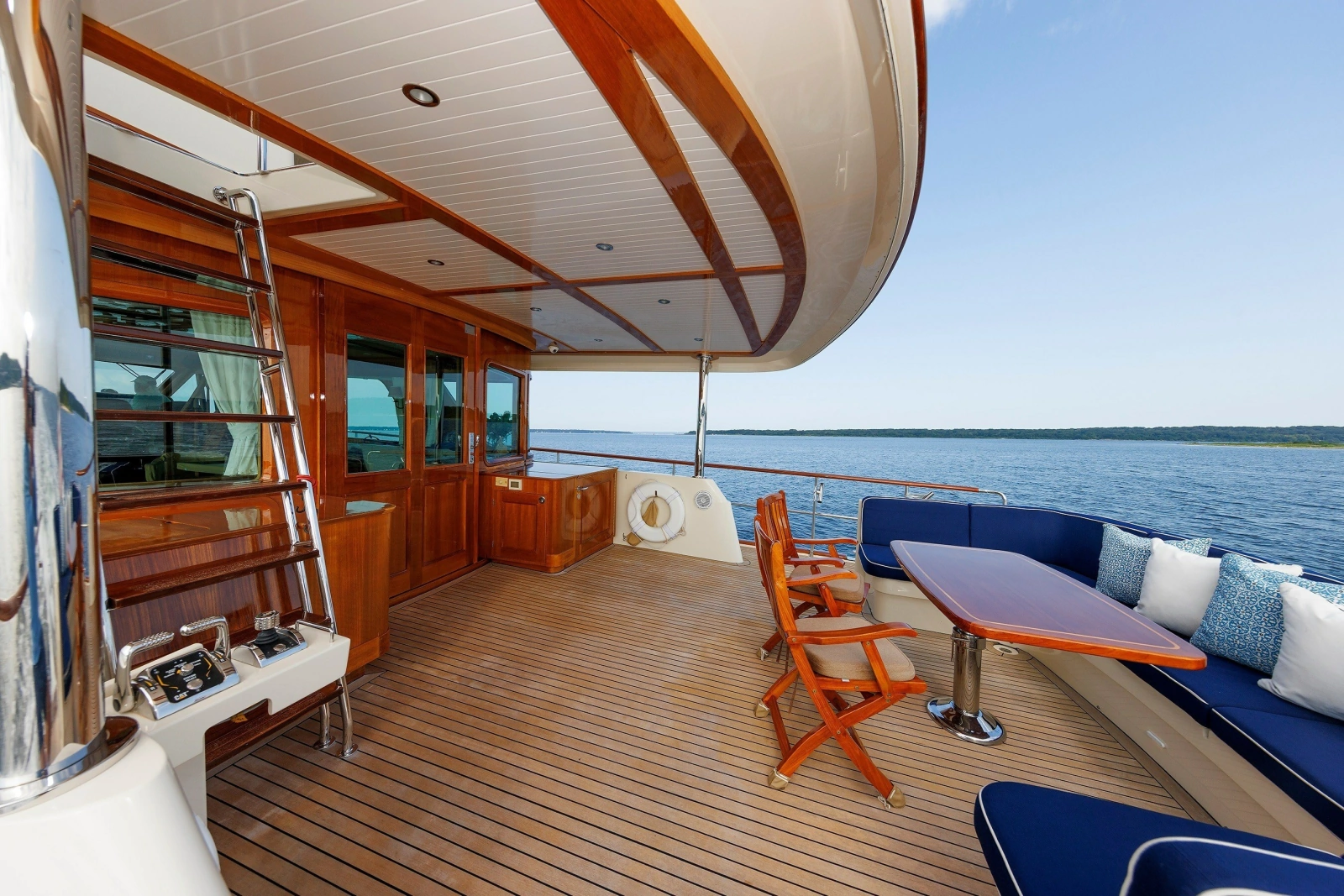 2016 Hunt Yachts 72 Flybridge