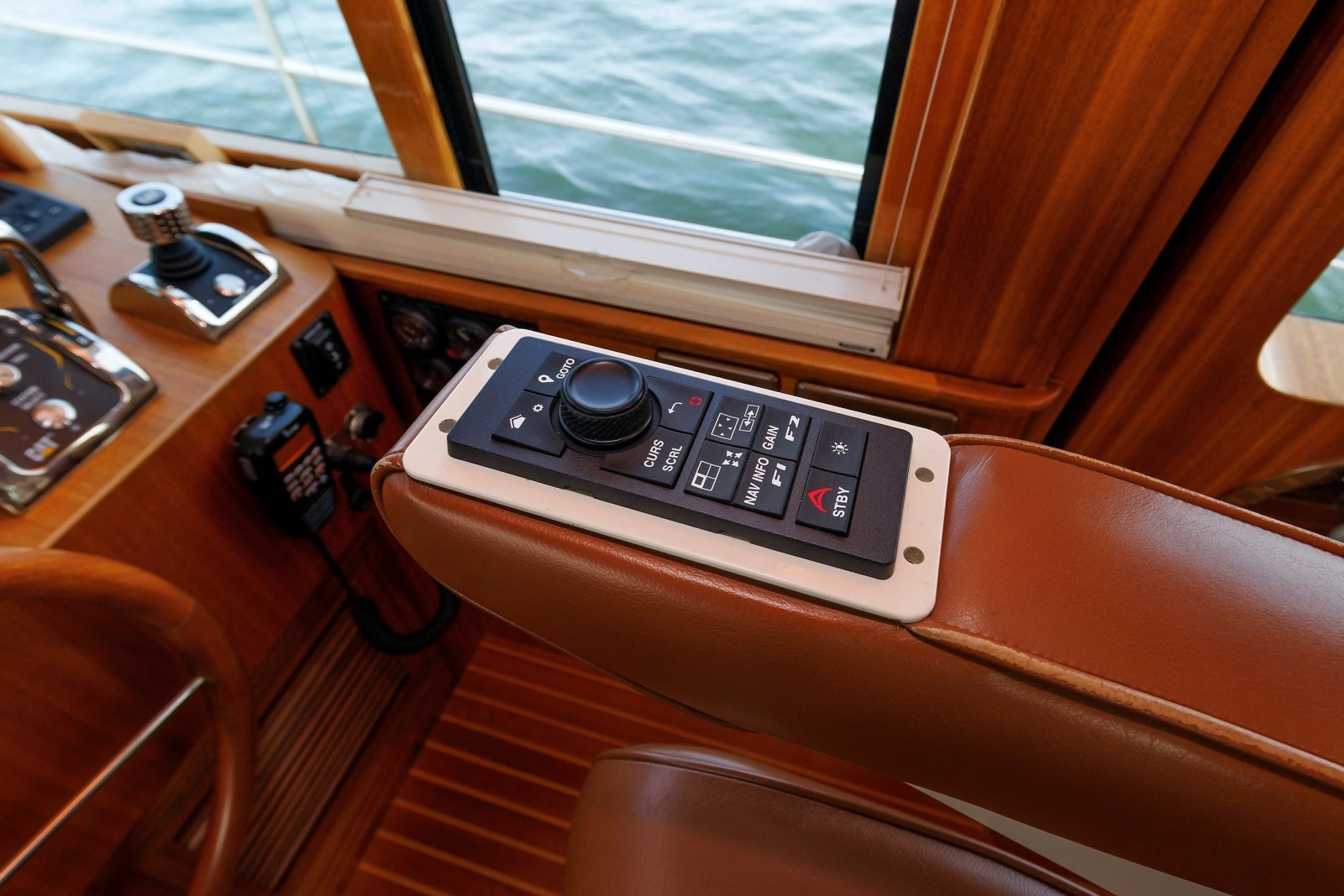 2016 Hunt Yachts 72 Flybridge