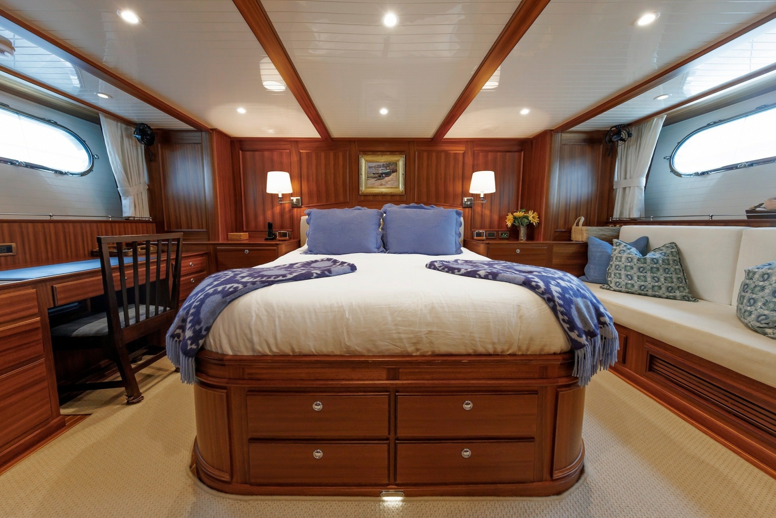 2016 Hunt Yachts 72 Flybridge