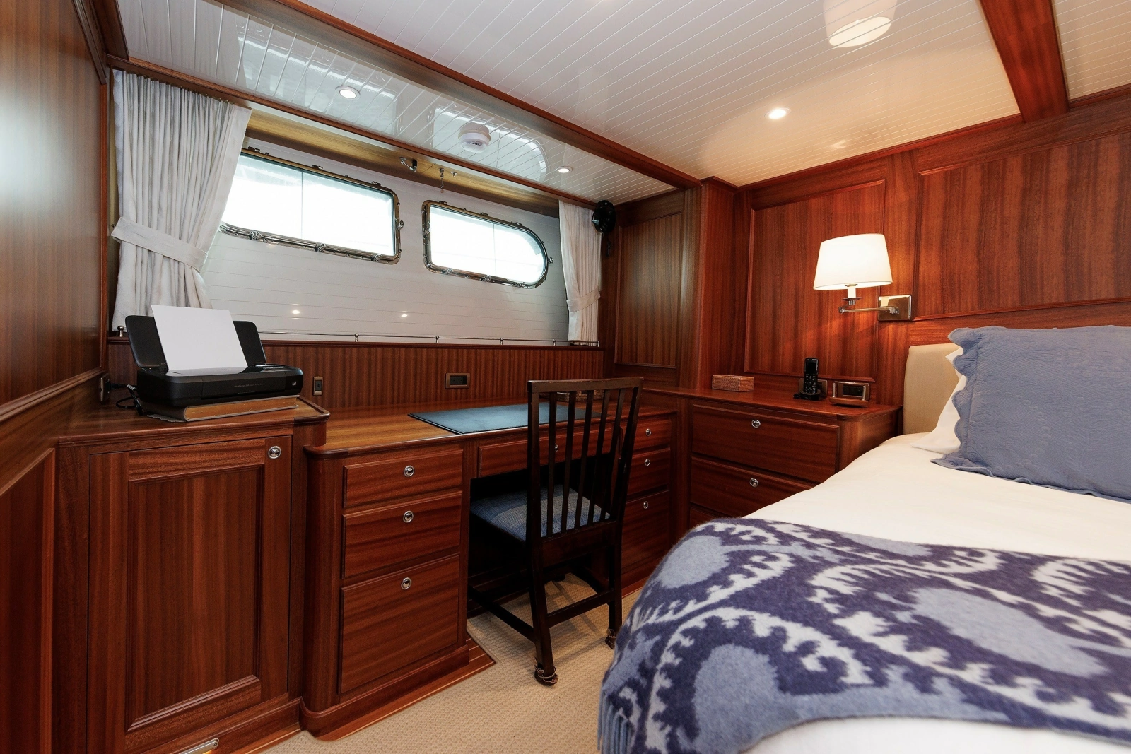 2016 Hunt Yachts 72 Flybridge