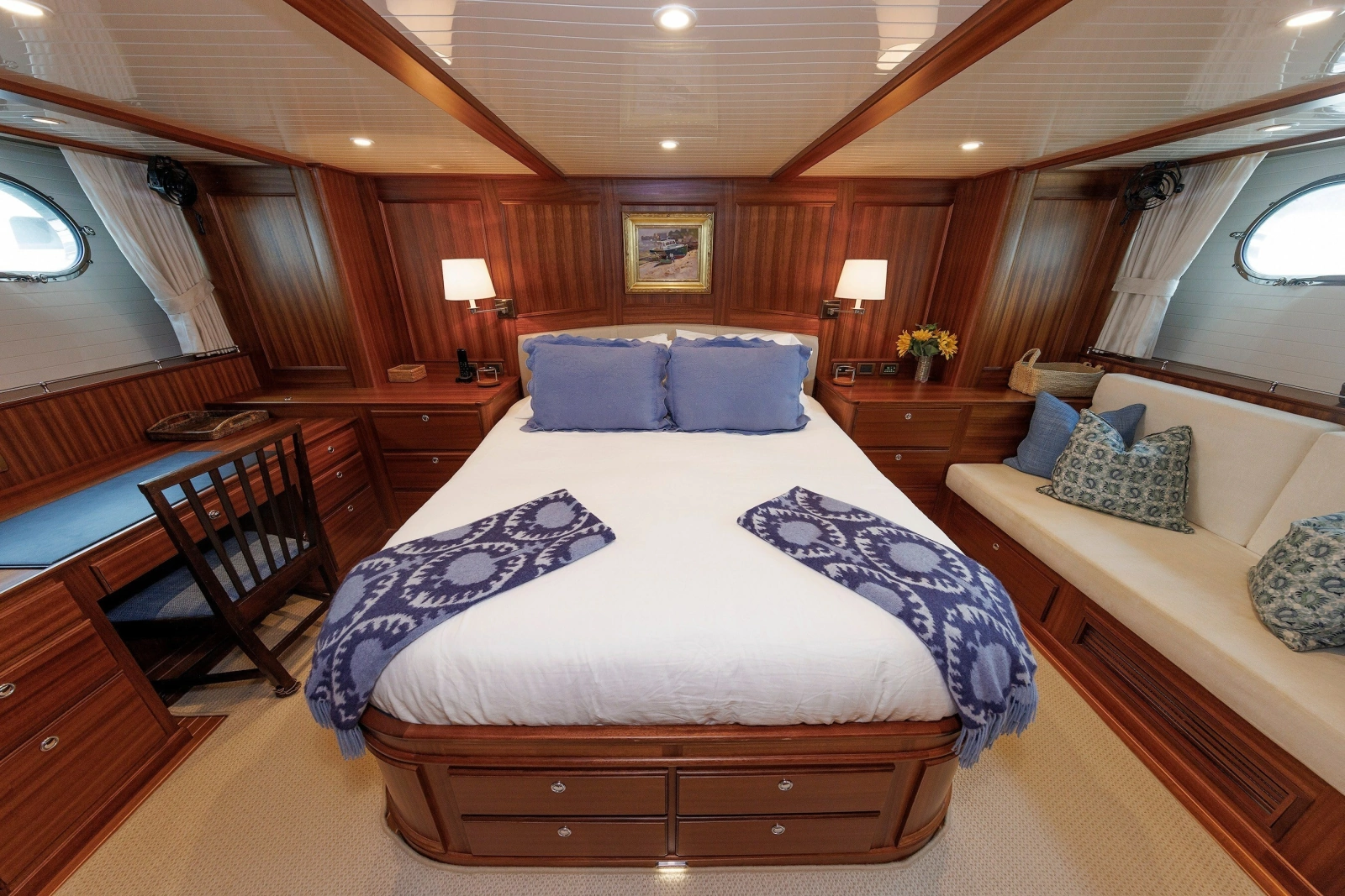 2016 Hunt Yachts 72 Flybridge