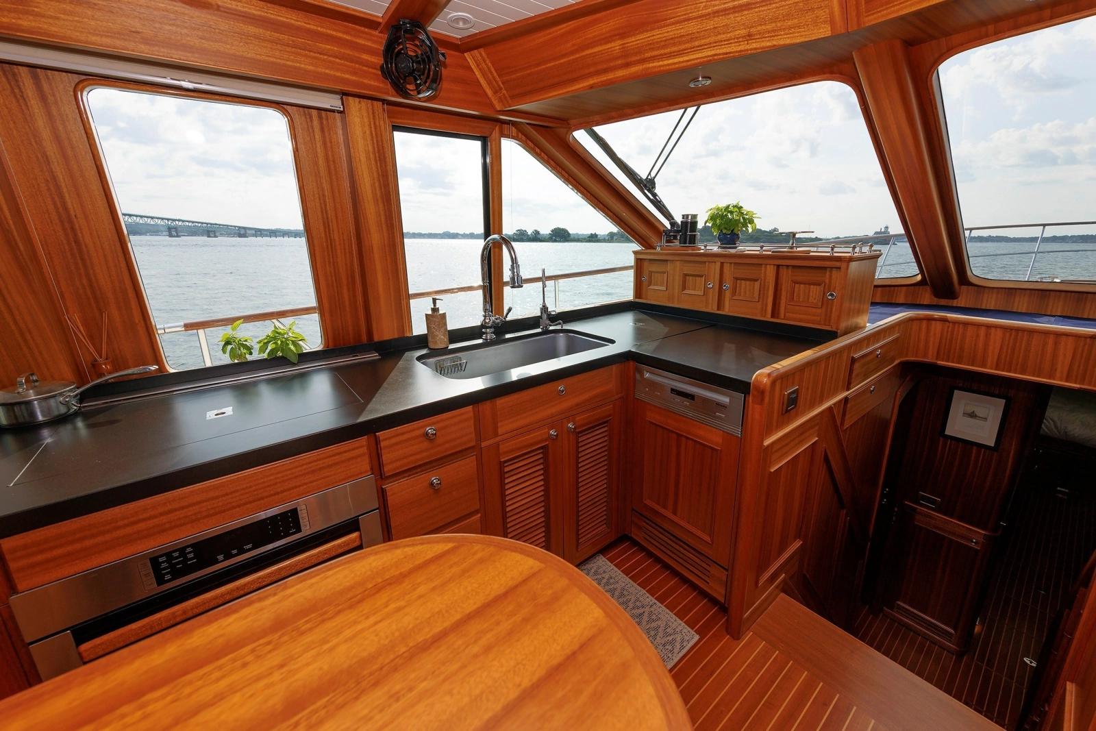 2016 Hunt Yachts 72 Flybridge