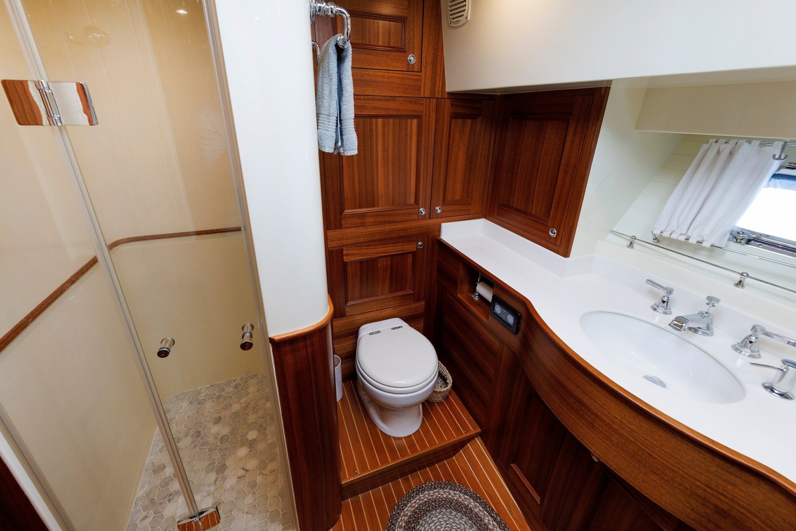 2016 Hunt Yachts 72 Flybridge