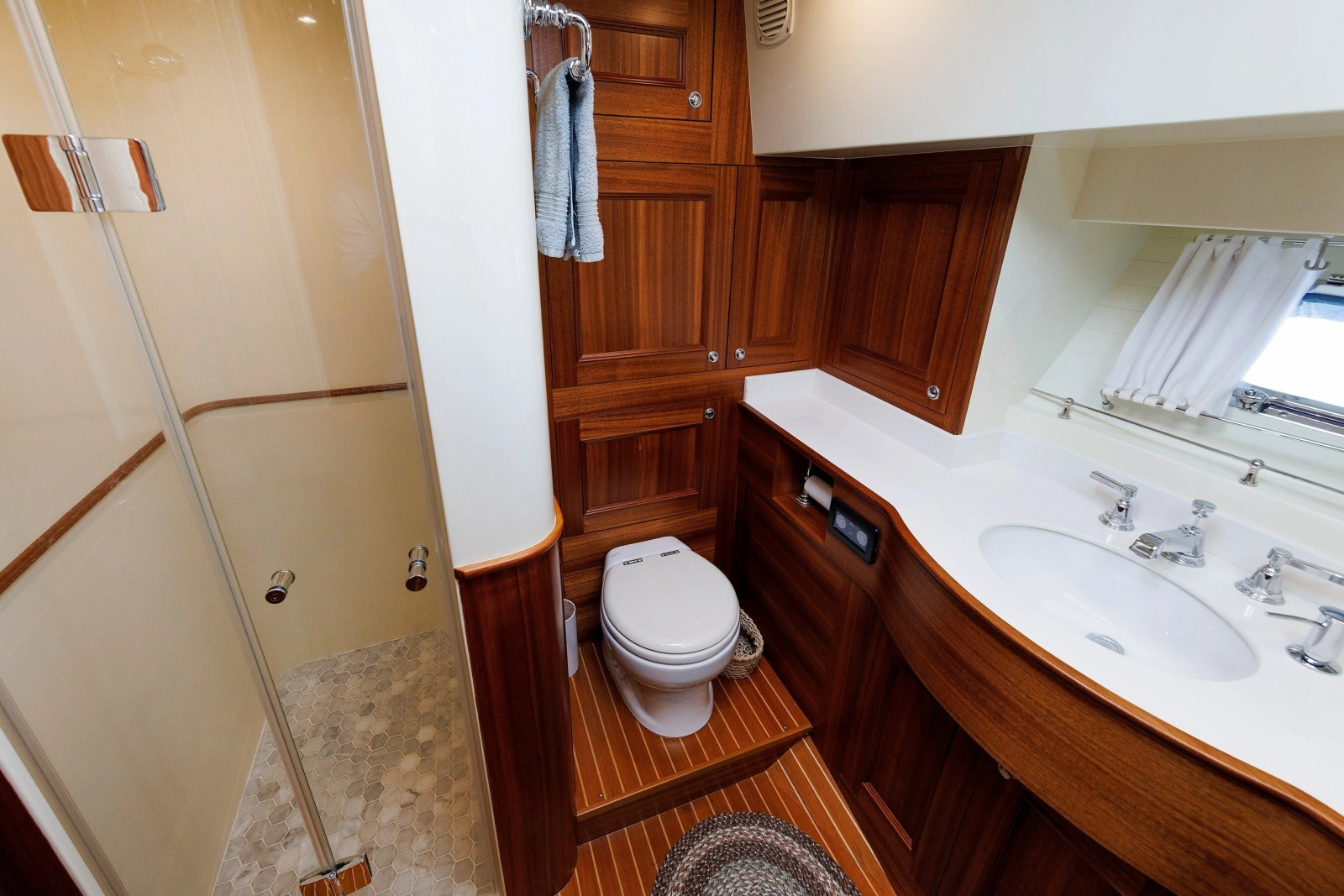 2016 Hunt Yachts 72 Flybridge