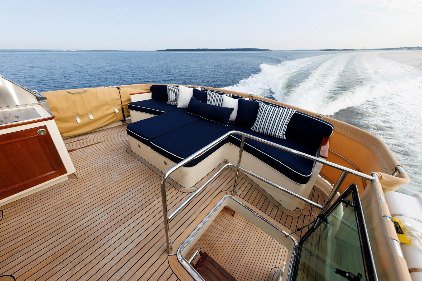 2016 Hunt Yachts 72 Flybridge