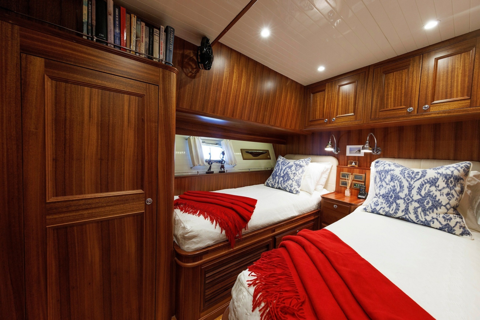 2016 Hunt Yachts 72 Flybridge