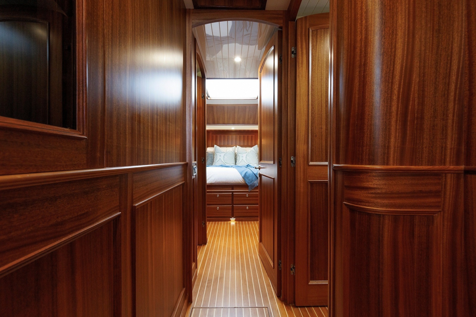 2016 Hunt Yachts 72 Flybridge