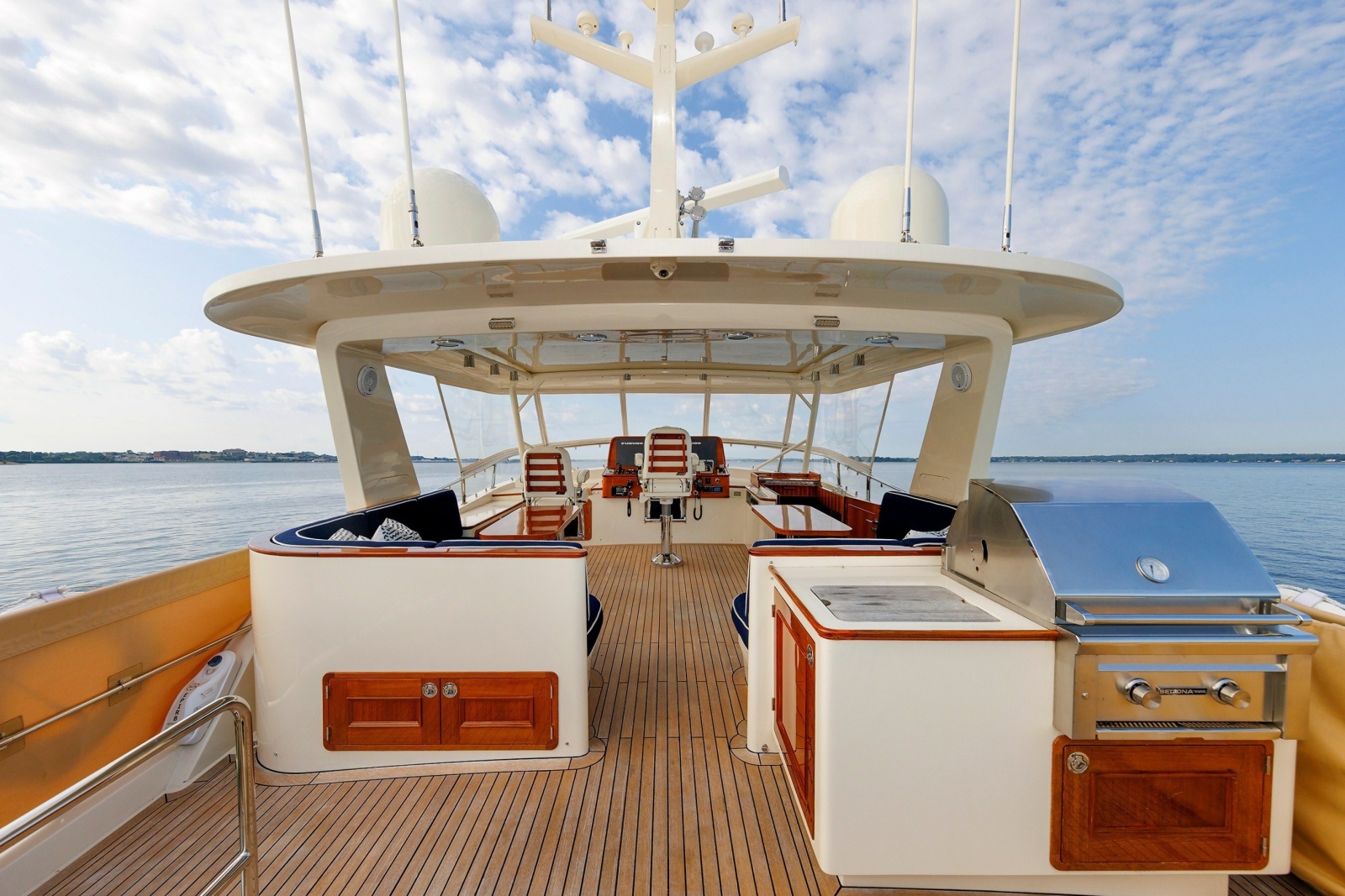 2016 Hunt Yachts 72 Flybridge