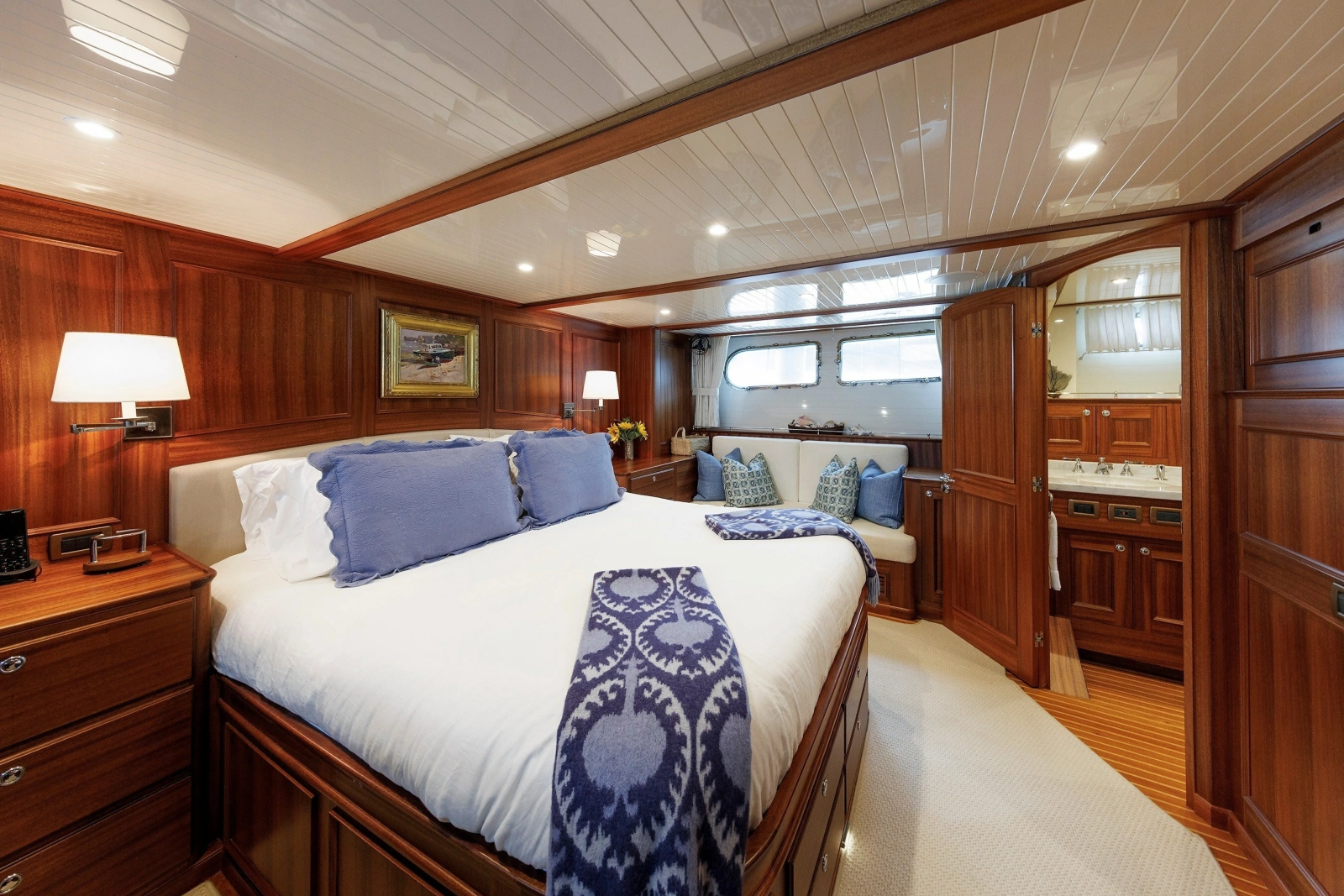2016 Hunt Yachts 72 Flybridge