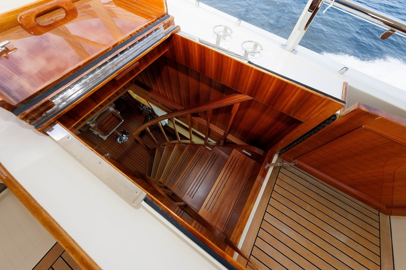 2016 Hunt Yachts 72 Flybridge