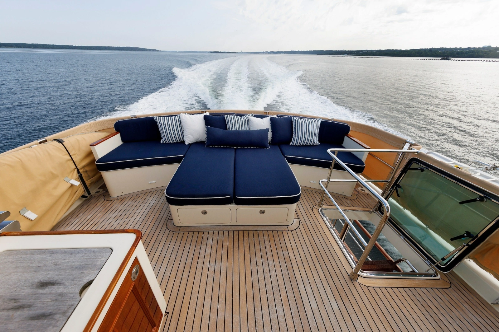 2016 Hunt Yachts 72 Flybridge