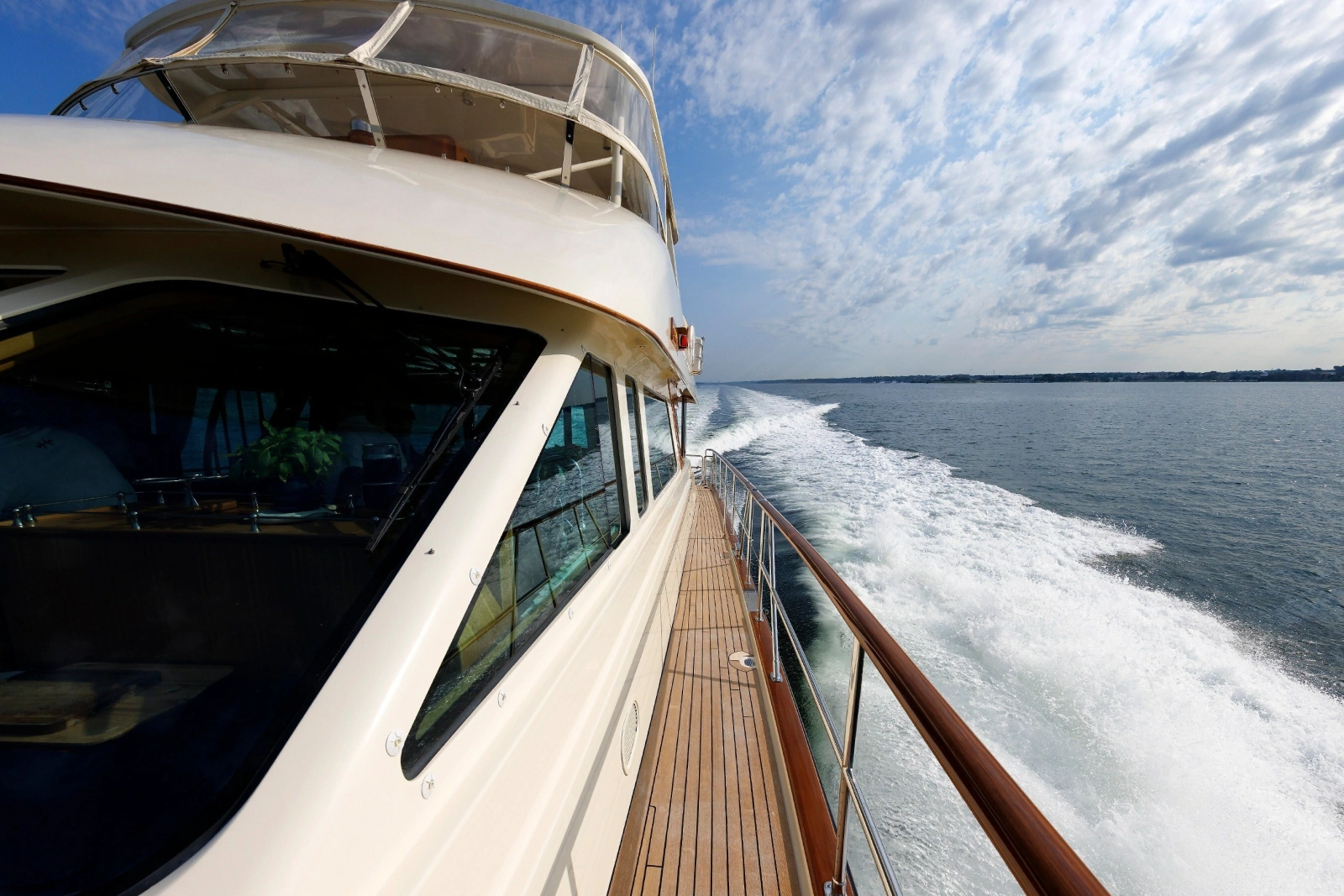 2016 Hunt Yachts 72 Flybridge