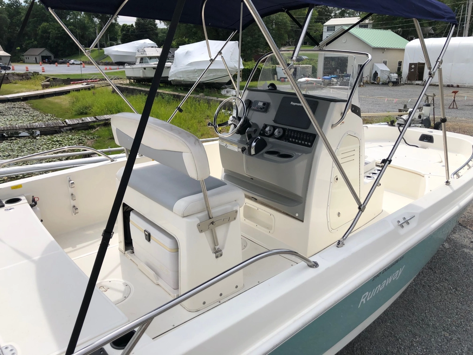 2015 Boston Whaler 210 Dauntless
