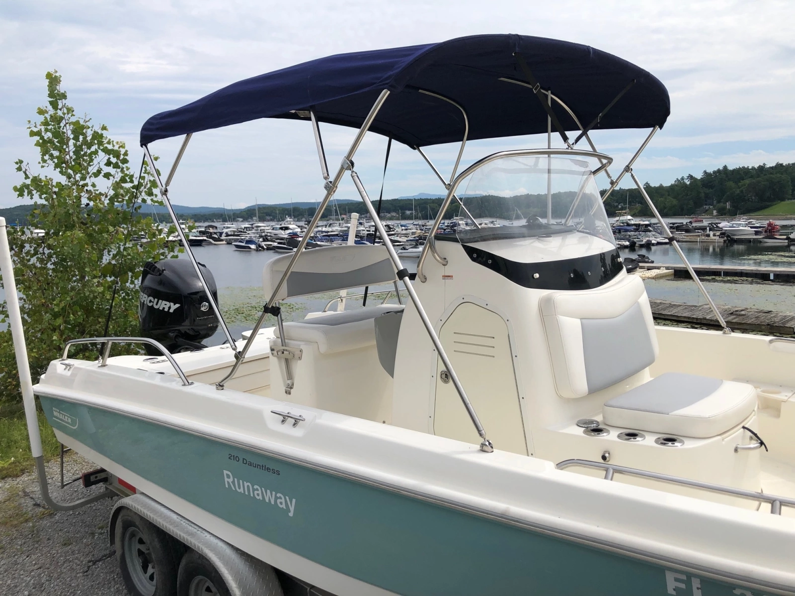 2015 Boston Whaler 210 Dauntless