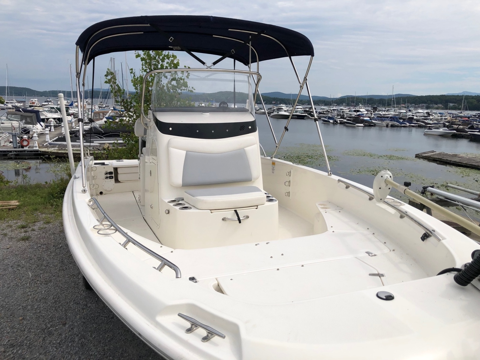 2015 Boston Whaler 210 Dauntless