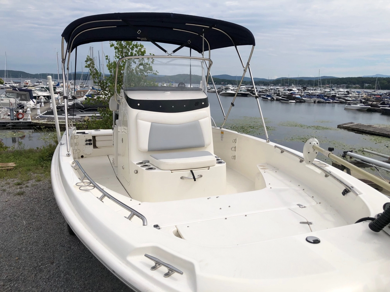 2015 Boston Whaler 210 Dauntless