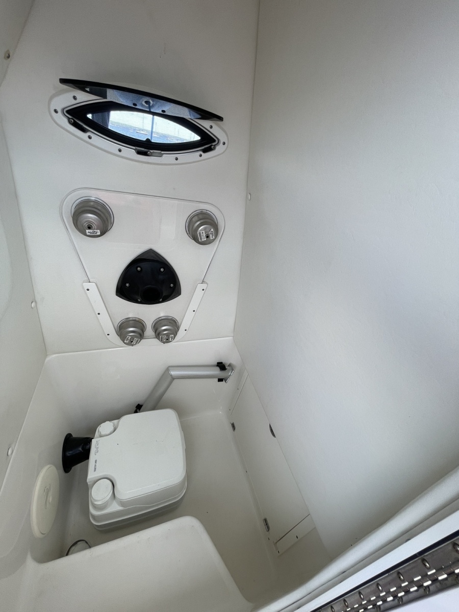 2020 Century 2200 Center Console