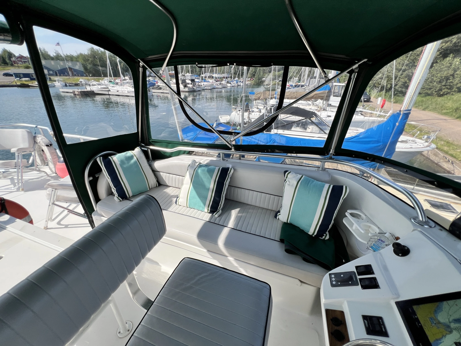 2001 Mainship 390