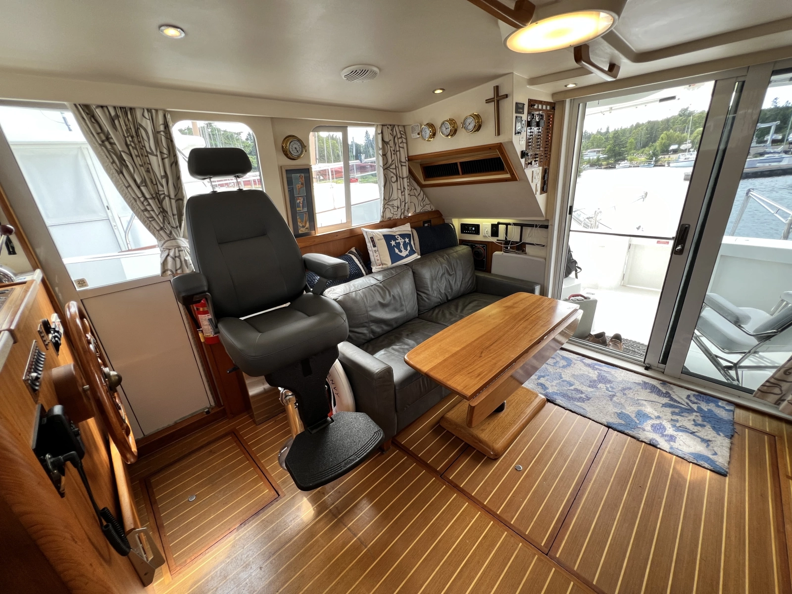 2001 Mainship 390