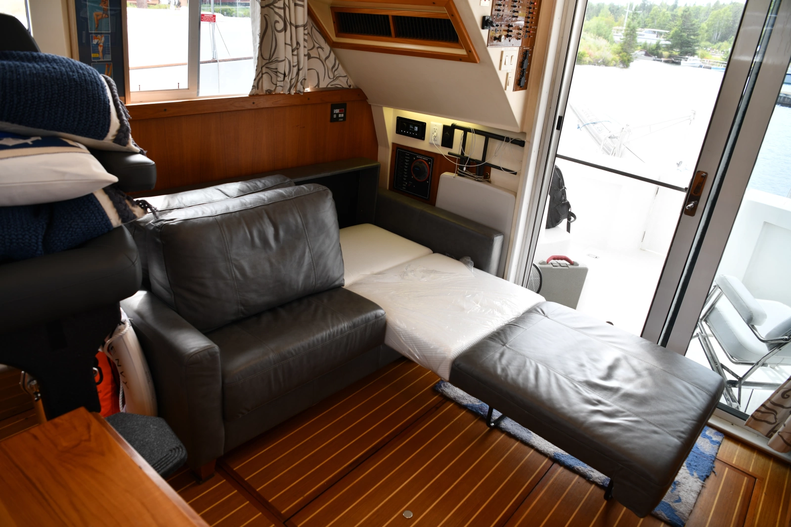 2001 Mainship 390