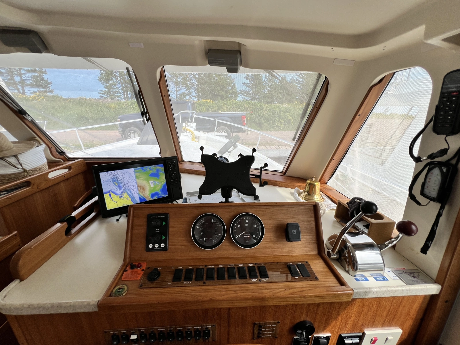 2001 Mainship 390