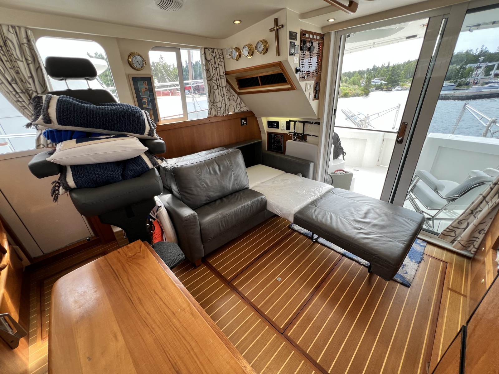 2001 Mainship 390