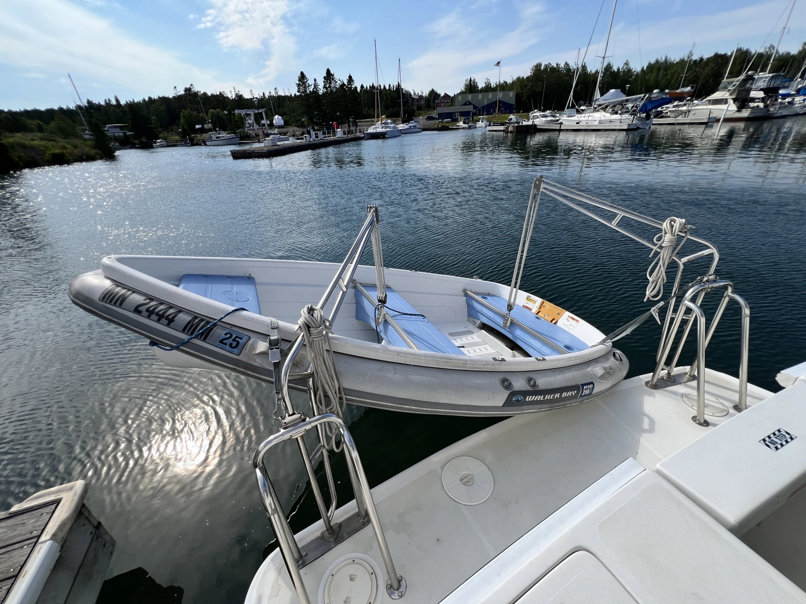 2001 Mainship 390