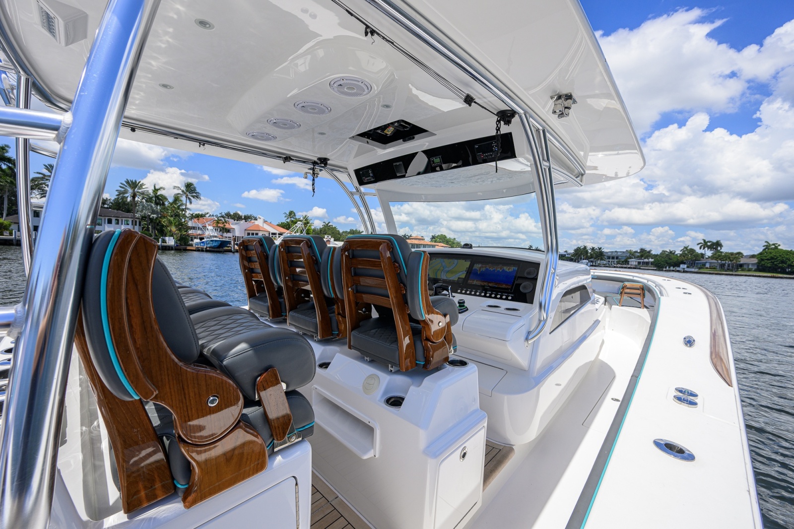 Valhalla 46 - Helm Seating