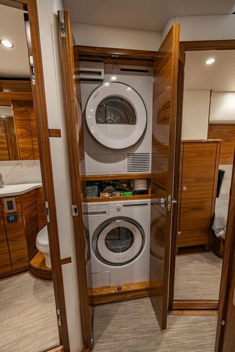 2025 Viking 58 Convertible