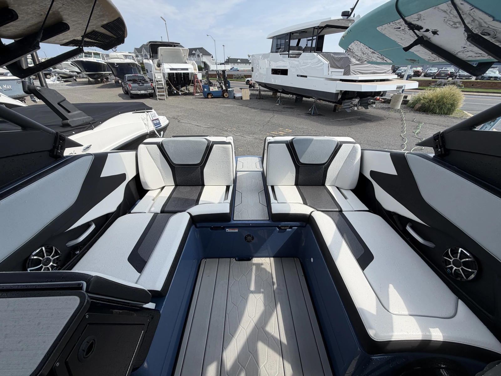 2023 Yamaha Boats 255XD
