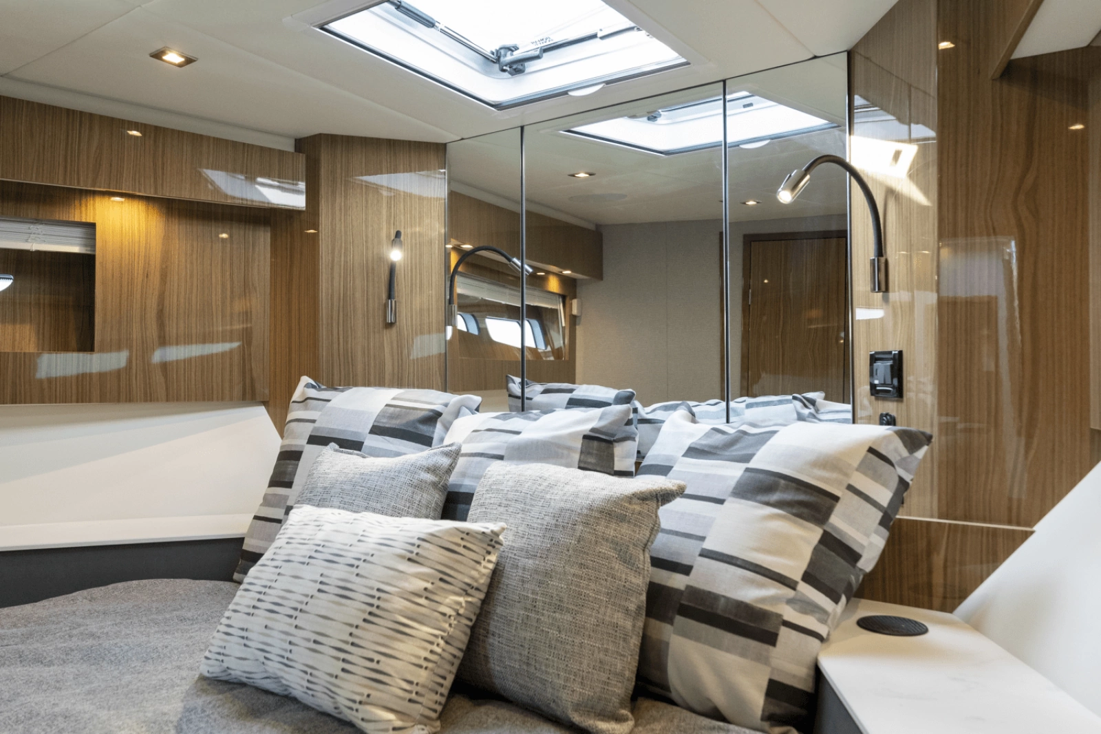 2024 Cruisers Yachts 50 Cantius