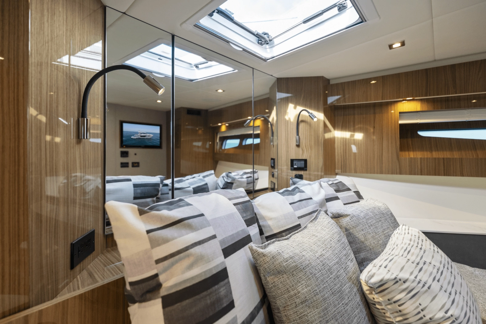 2024 Cruisers Yachts 50 Cantius