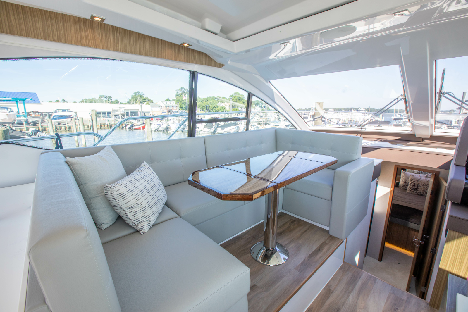 2024 Cruisers Yachts 50 Cantius