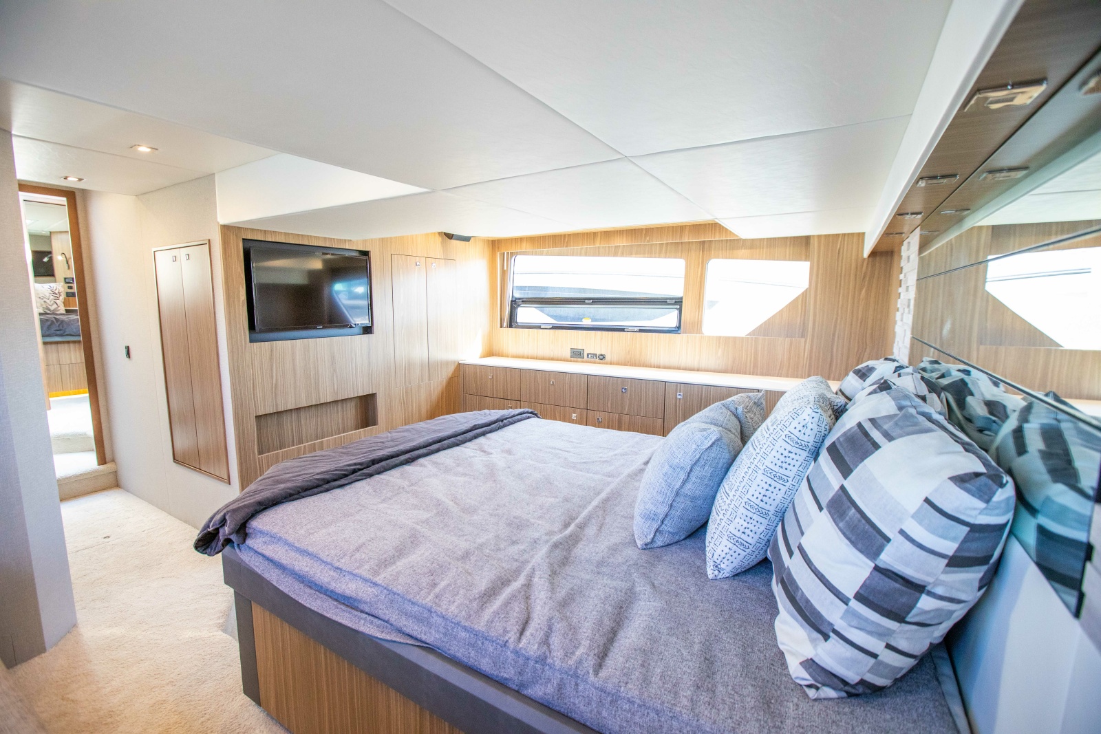 2024 Cruisers Yachts 50 Cantius