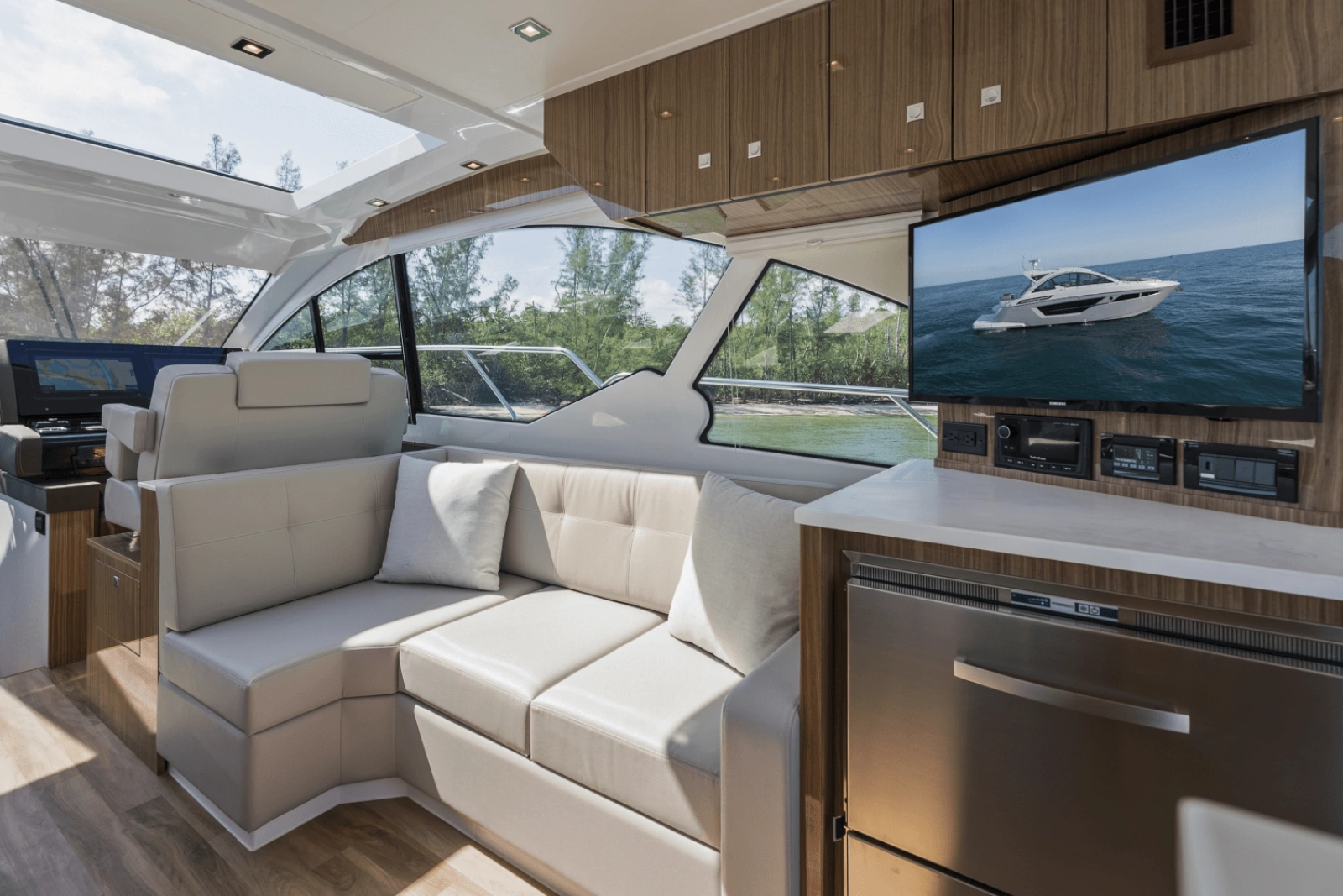 2024 Cruisers Yachts 50 Cantius