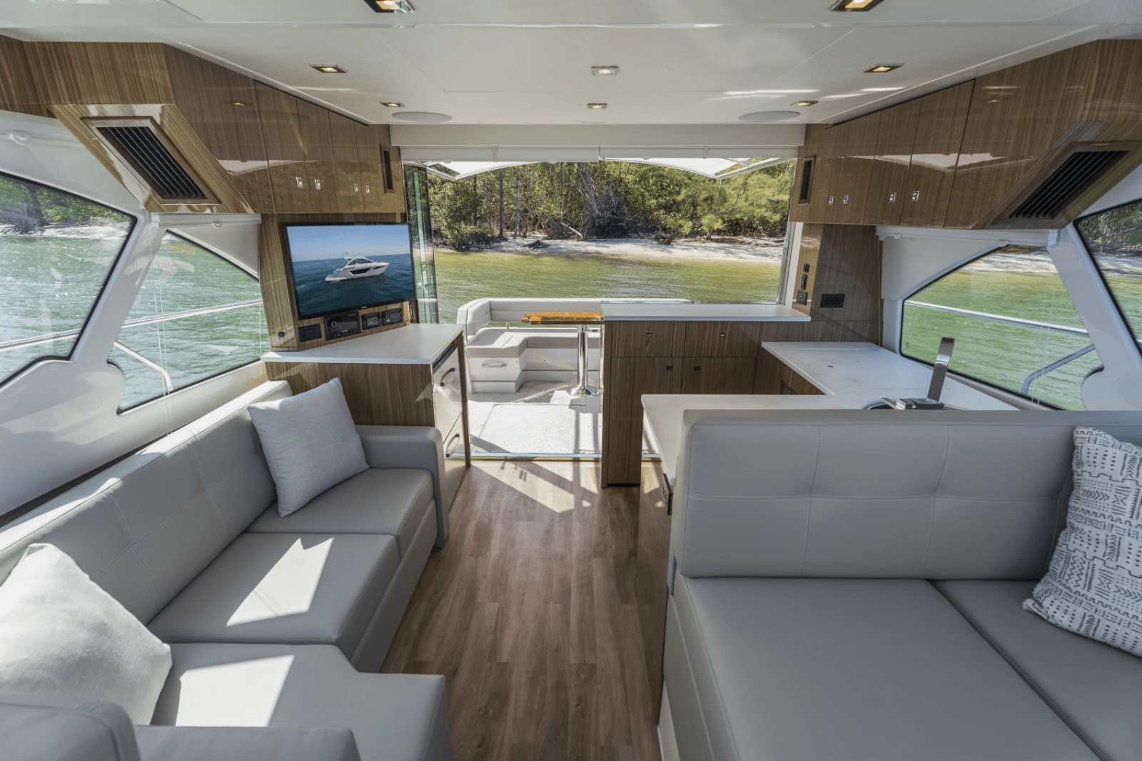 2024 Cruisers Yachts 50 Cantius