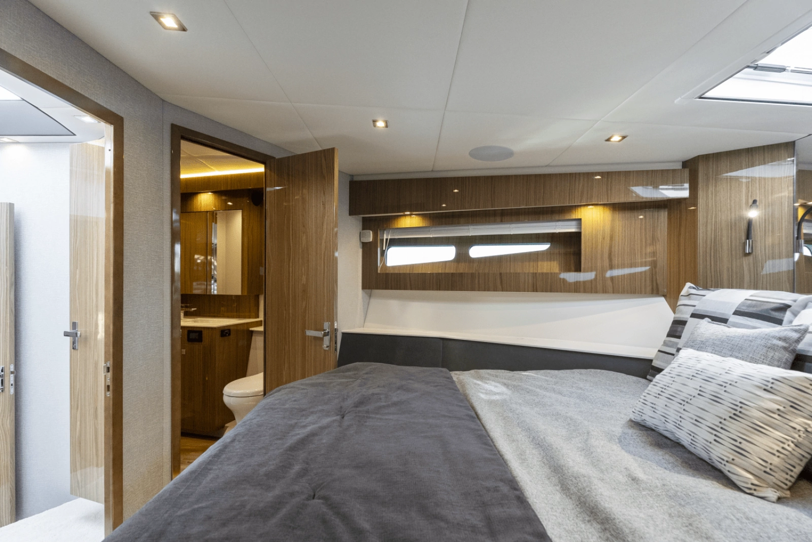 2024 Cruisers Yachts 50 Cantius