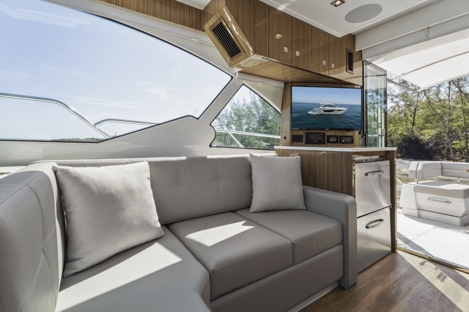 2024 Cruisers Yachts 50 Cantius