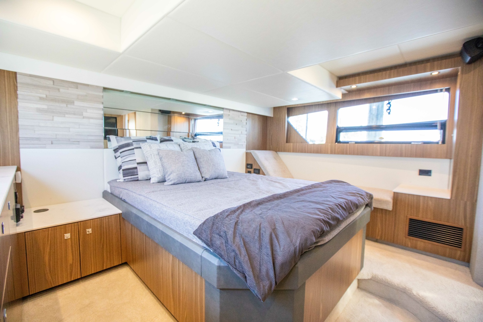 2024 Cruisers Yachts 50 Cantius