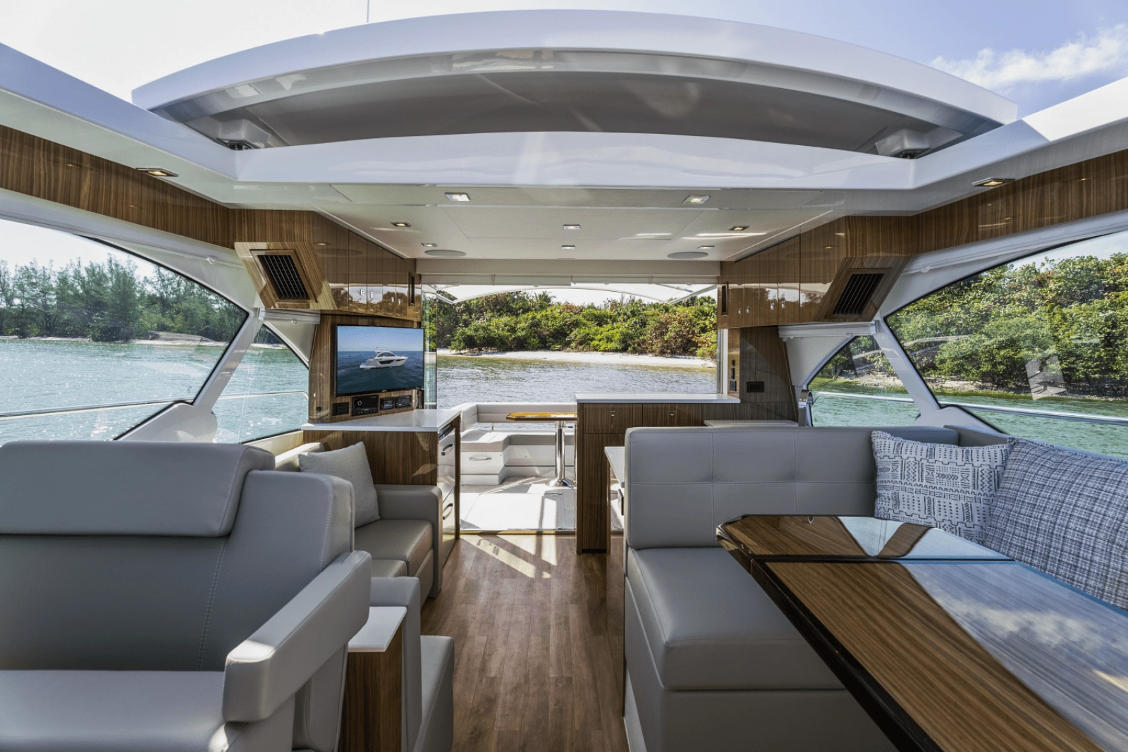2024 Cruisers Yachts 50 Cantius
