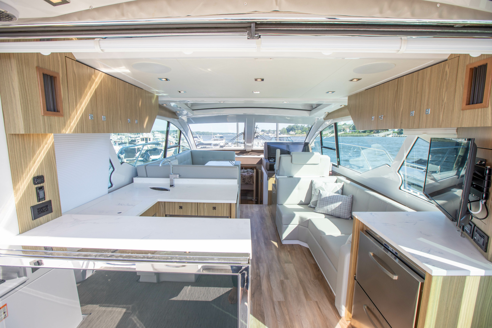 2024 Cruisers Yachts 50 Cantius