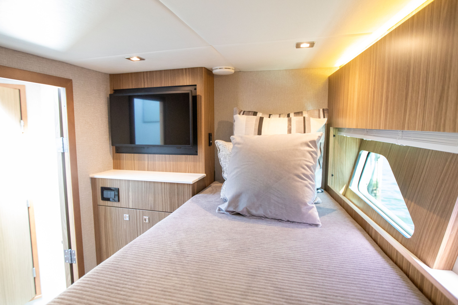2024 Cruisers Yachts 50 Cantius